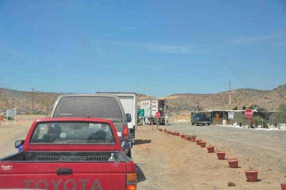 Um dos muitos postos de vistoria do exército na Baja California - México